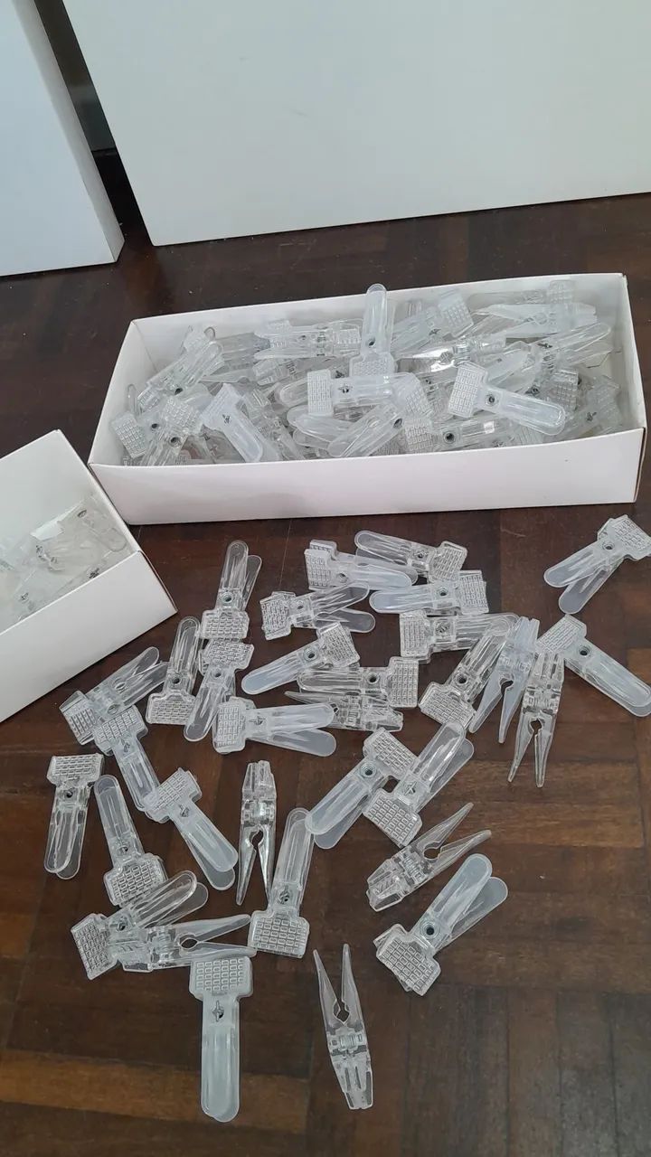 Presilhas acrílicas para cabides.