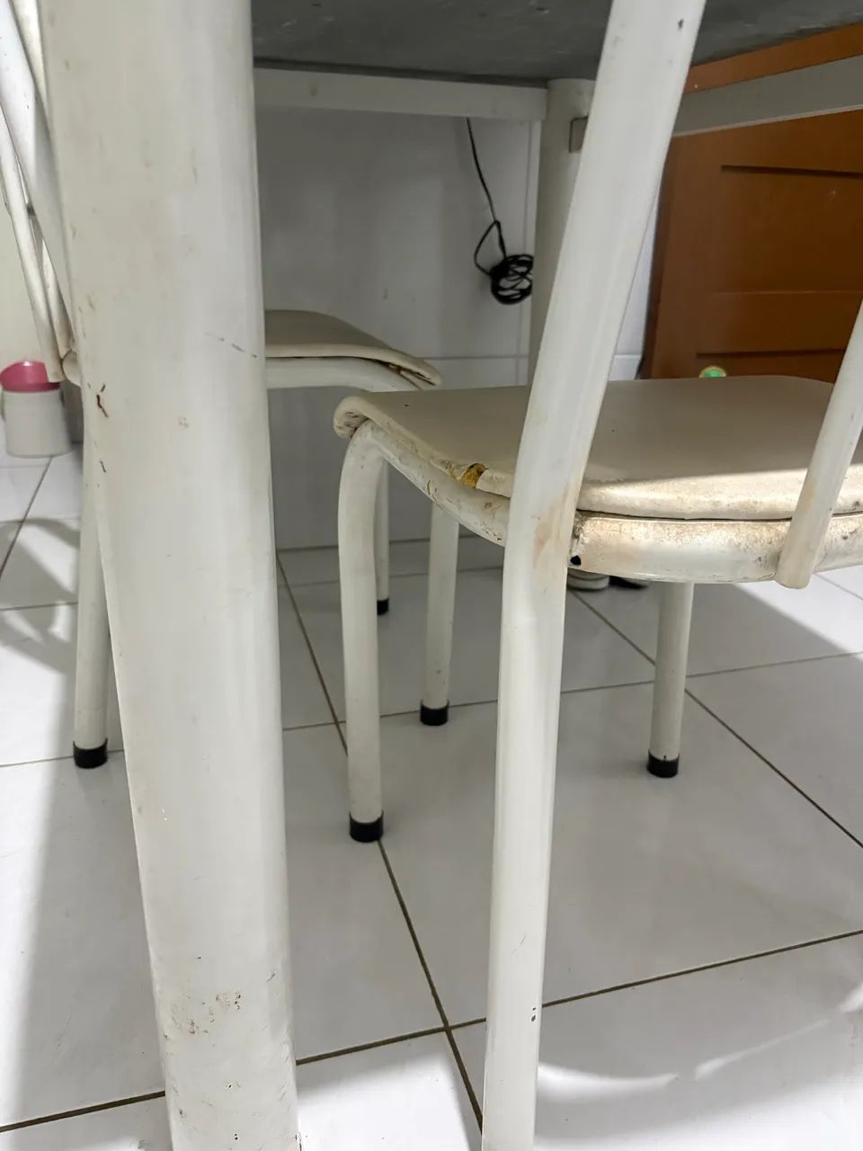 Mesa com 2 cadeiras, tampo em granito - Foto 2