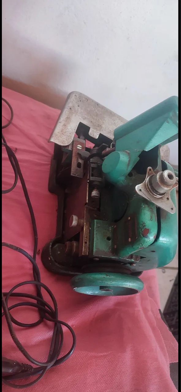 Retirada de peças -  uma máquina reta industrial e uma overloque  - Foto 6
