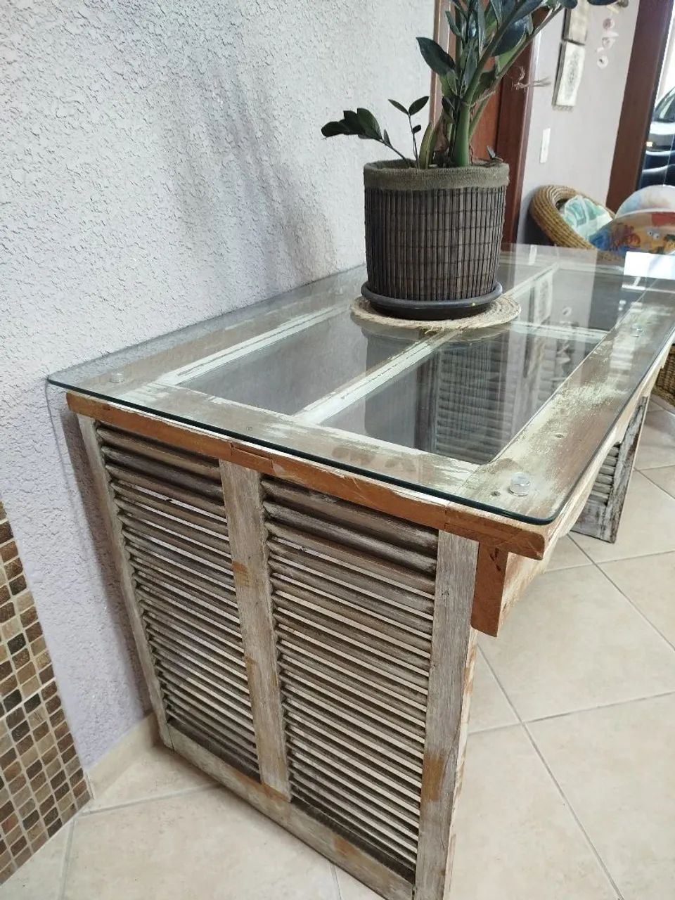 Mesa expositora/aparador madeira maciça com vidro  - Foto 4
