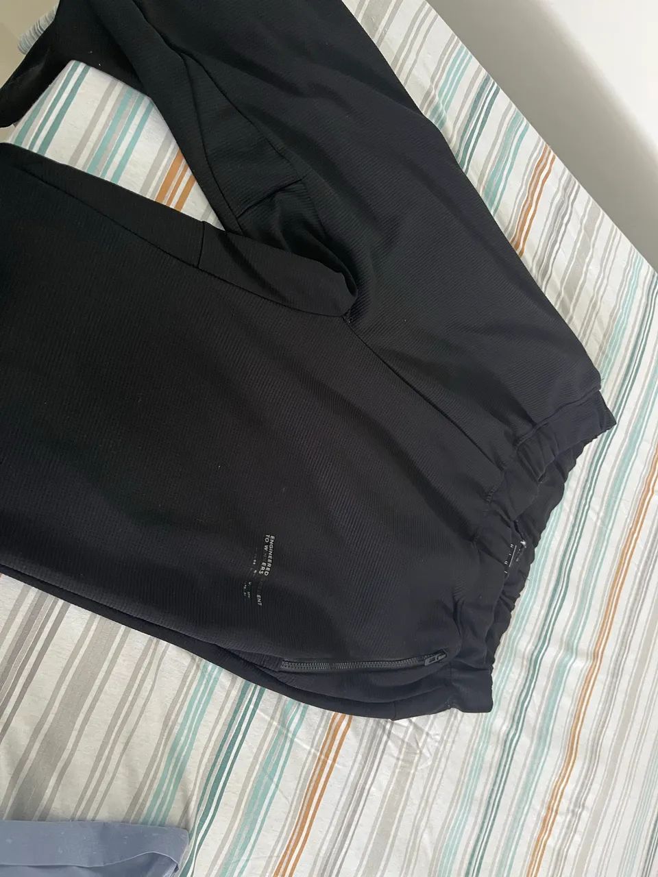 Calça Esportiva / Treino Preta - Bolsos com Zíper e Recortes Laterais - Foto 3