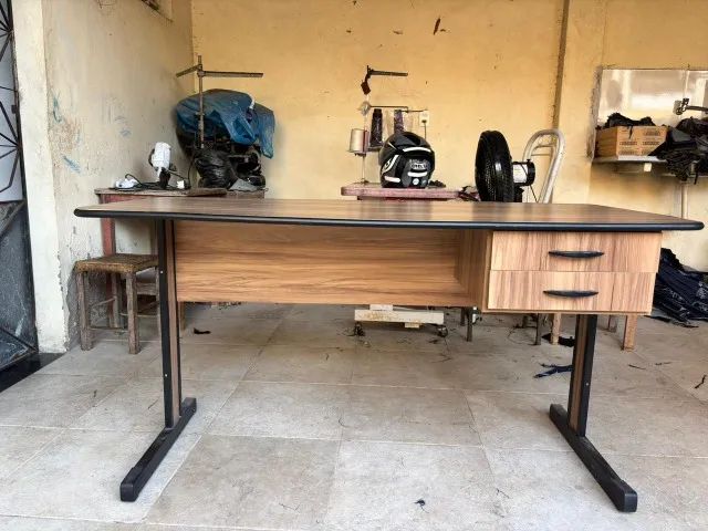 Mesa de Escritório em Madeira com Estrutura de Ferro e Gavetas - Foto 3