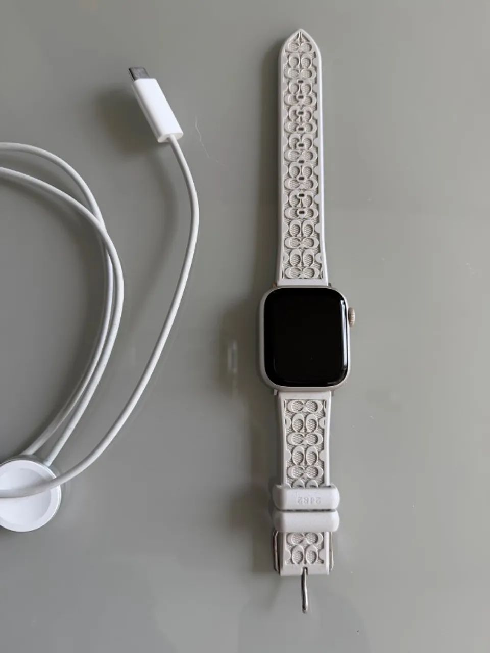 Apple Watch Series 8 com pulseira da COACH