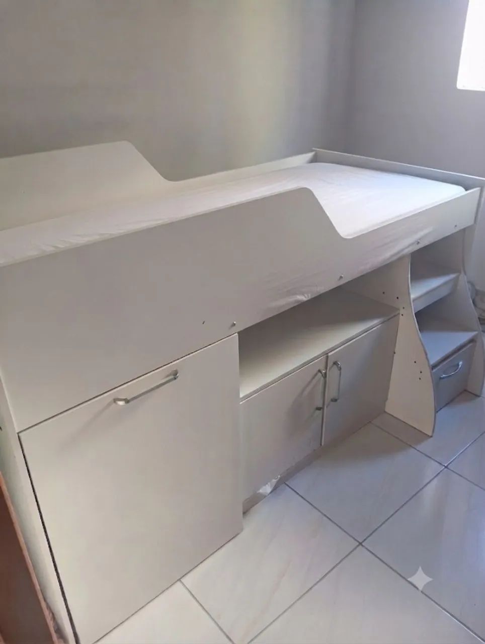 Cama infantil com escrivaninha 