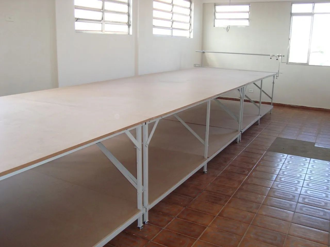 Mesa de corte com desenrolador 