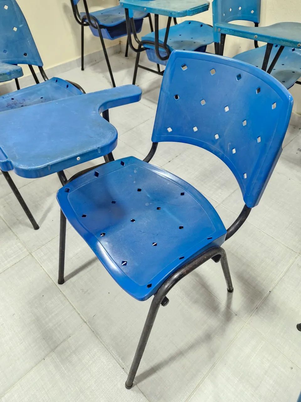 Cadeiras escolares em bom estado 