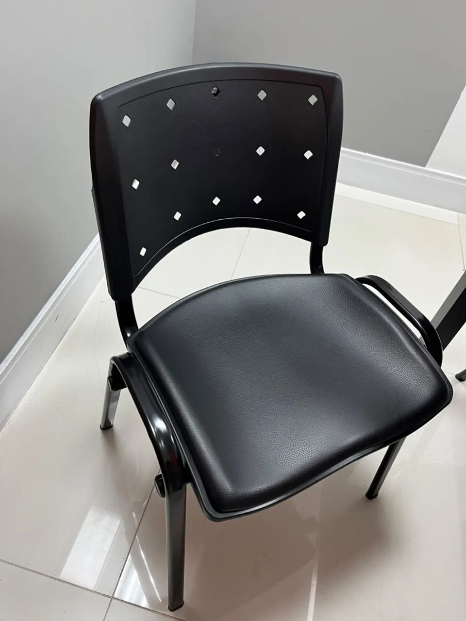 Cadeira Iso Empilhável Com Assento Estofado