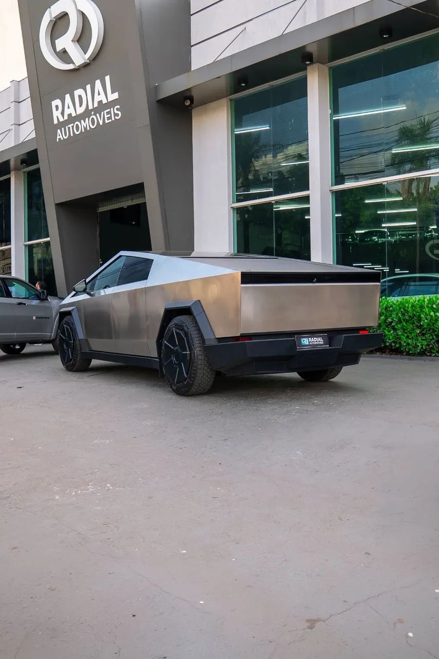 Tesla Cybertruck Foundation, foto 16 de 17