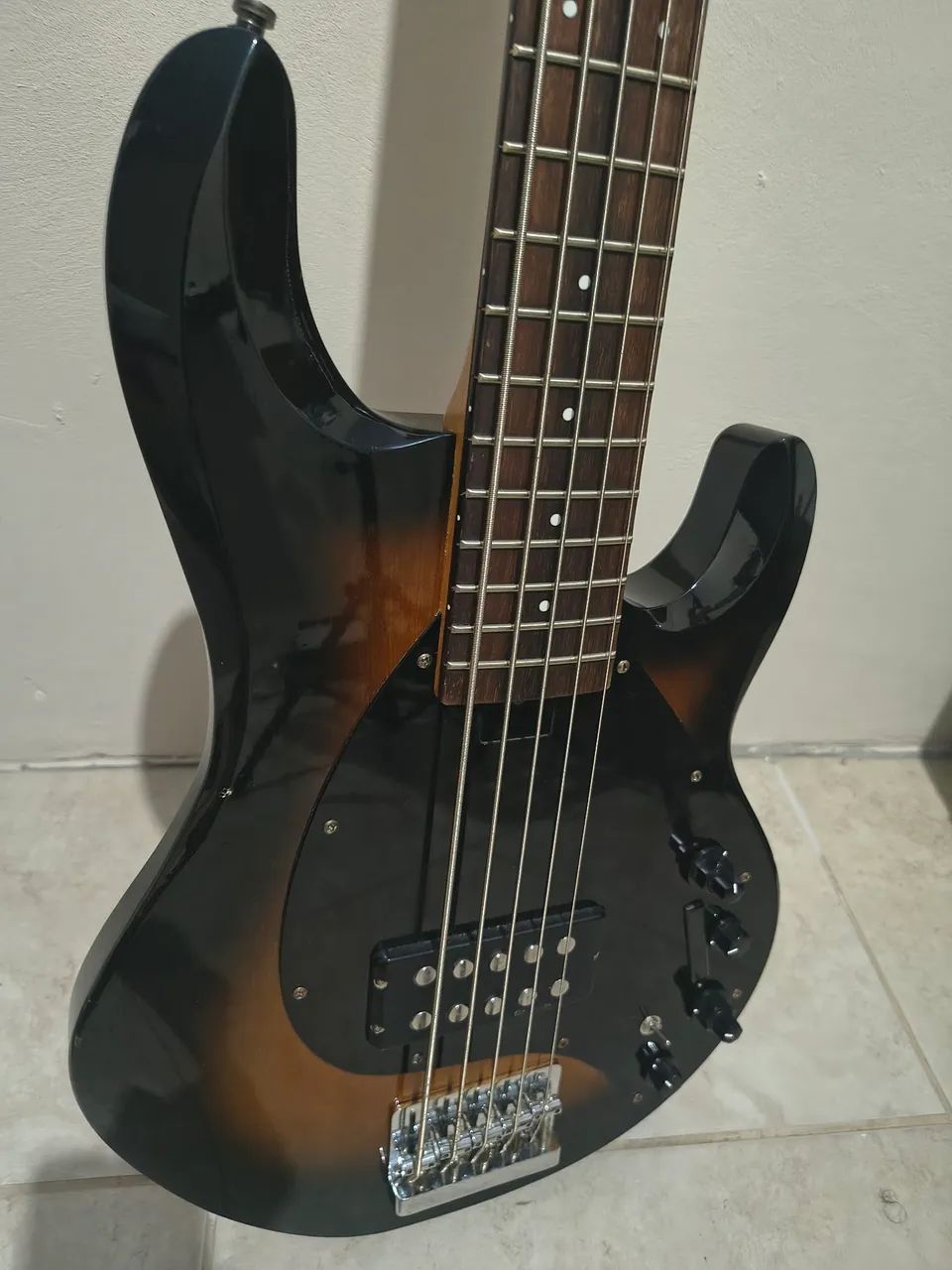 BAIXO LUTHIER PIRES MUSIC MAN 5 CORDAS - Foto 3