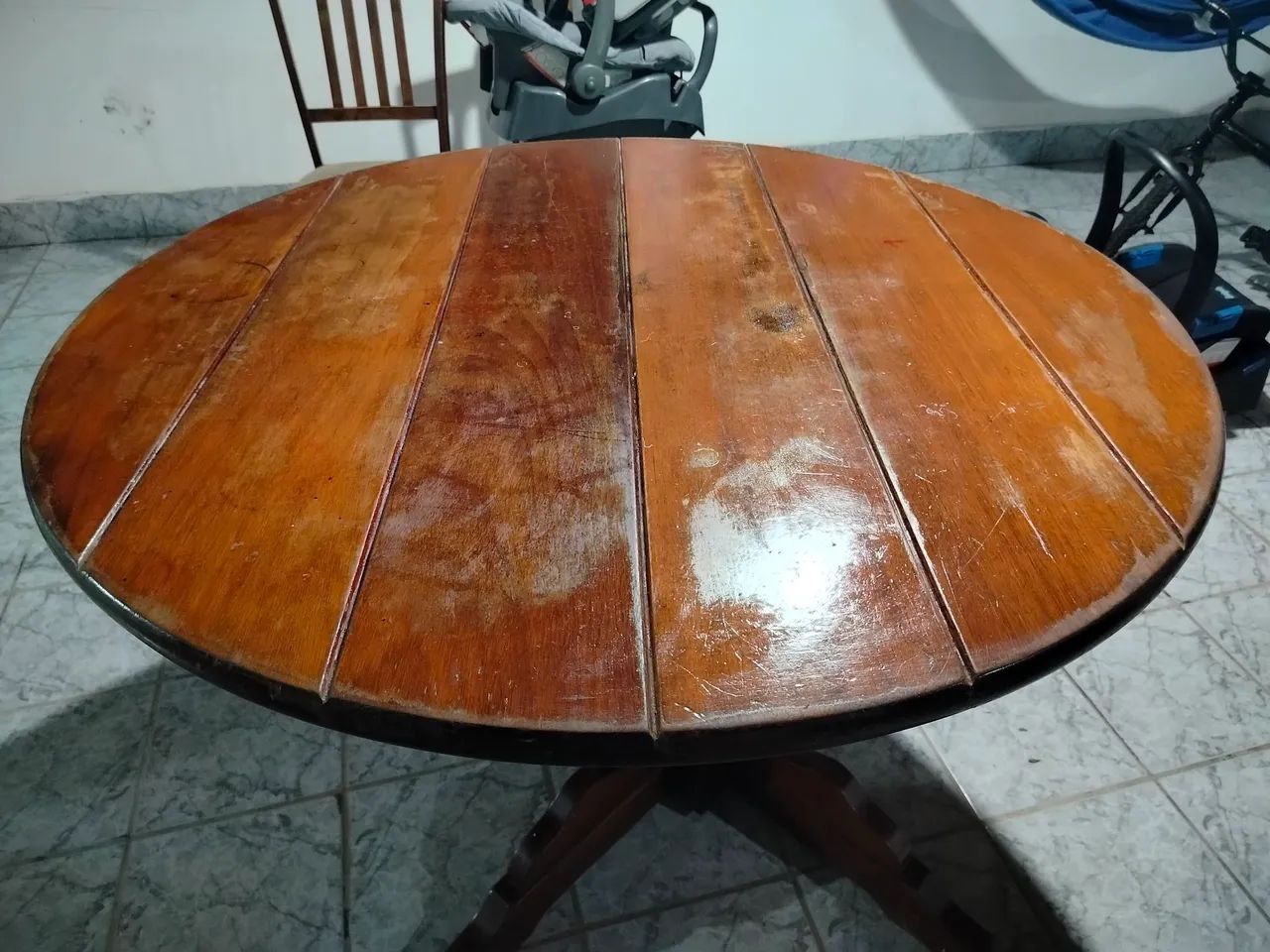 Mesa redonda de madeira 1,1565153864594179121