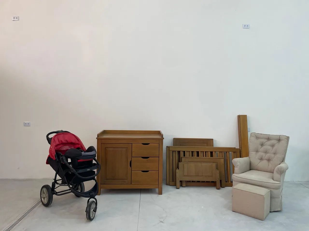 Berço e Comoda madeira maciça, poltrona de amamentação e carrinho de bebê