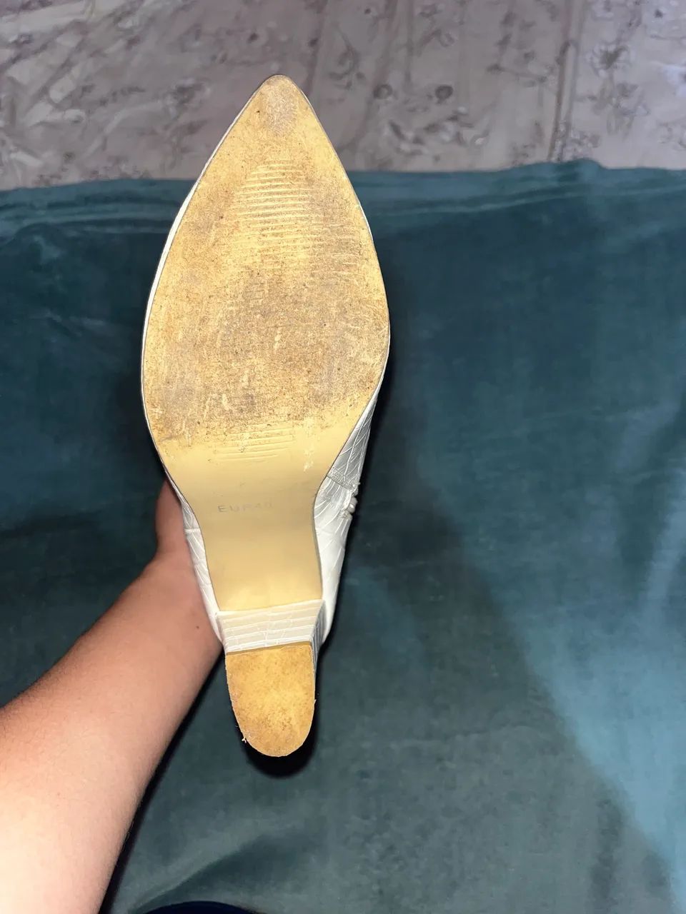Bota branca n37 cano médio salto grosso - Foto 4