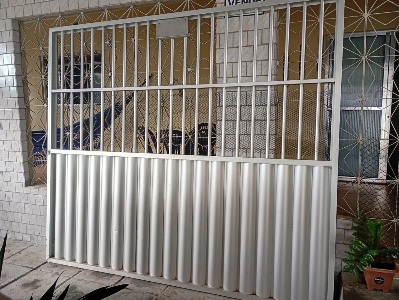 Portão de alumínio,2,54x2,20m R$ 1,500,00 informações * com Antônio.