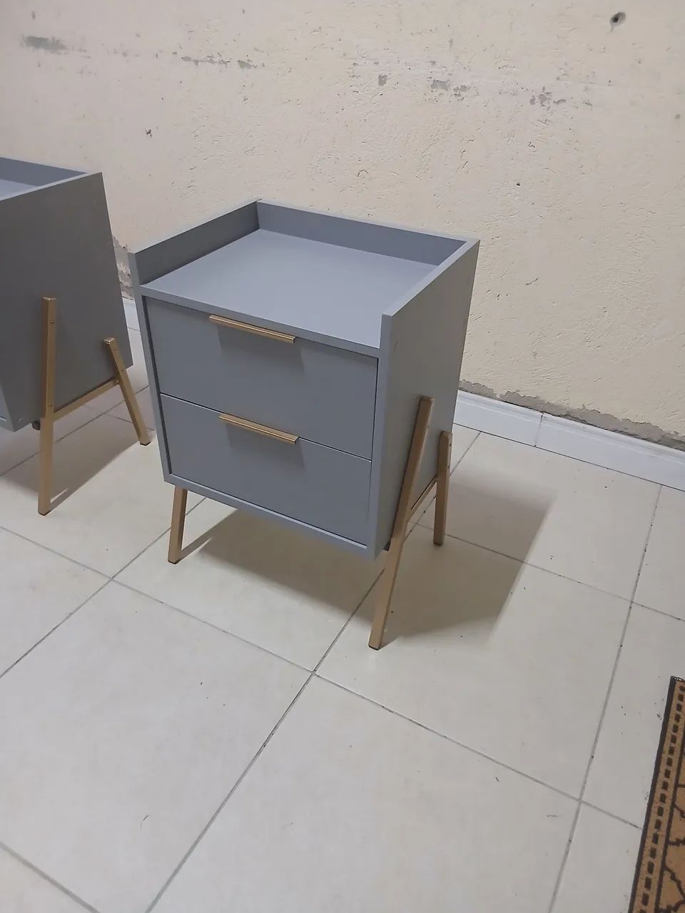 Criados mudo / mesa cabeceira em mdf com pés em metalom