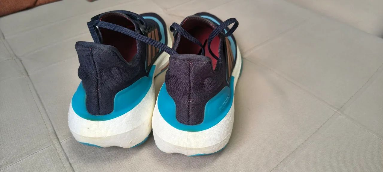 Tênis Adidas ultraboost 23 light . Cor azul com vermelho N.42