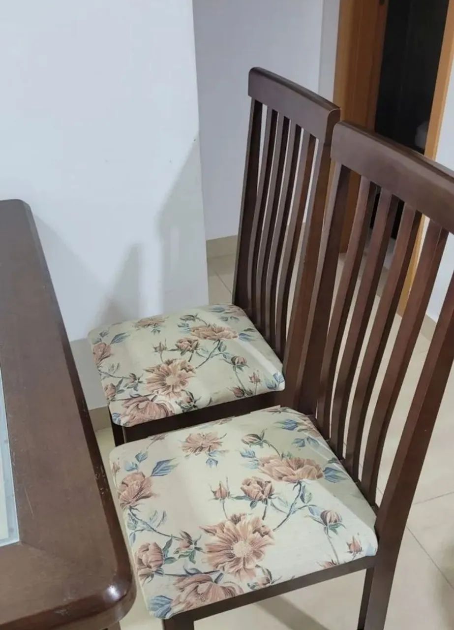 Mesa de madeira com tampo de vidro, 4 cadeiras - Foto 2