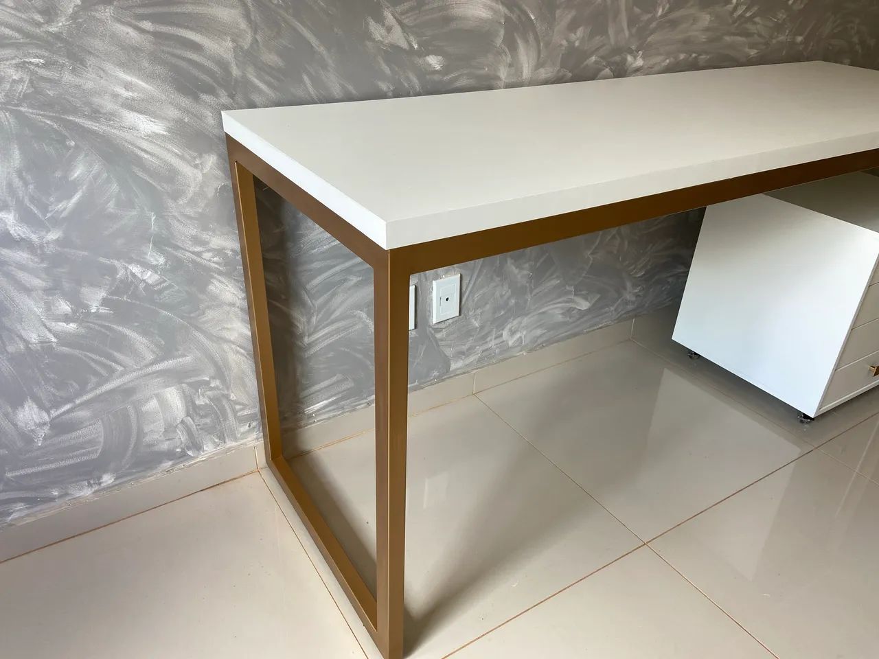 MESA ESCRITÓRIO 1,80M COM GAVETEIRO 4 GAVETAS  - Foto 2