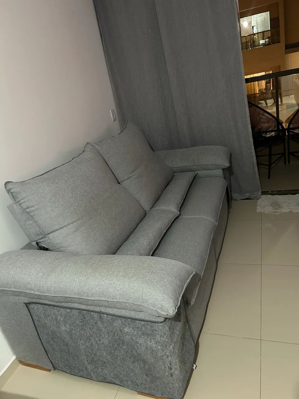 Sofá Retrátil 4 Lugares em Linho Cinza - Foto 3