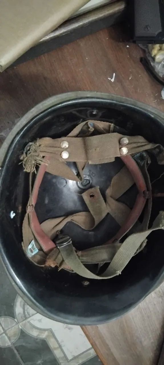 Capacete antigo de aço com carneira. - Foto 4