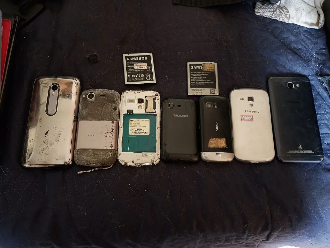 LOTE Celulares antigos que não ligam - Foto 2