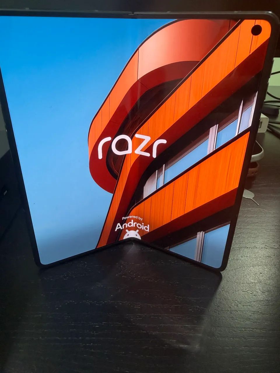 Celular Razr Fold Motorola 16 GB de RAM e 1TB de memória interna, preto novíssimo. - Foto 2