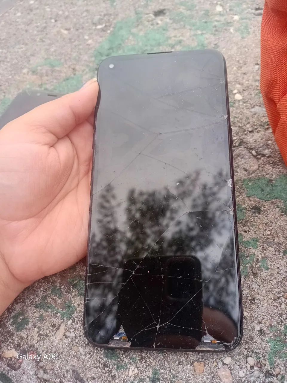 2 celulares quebrados para retirada de peças - Foto 3