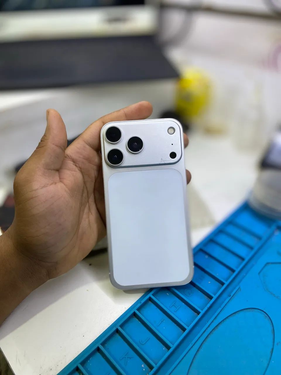 iPhone XR NA CARCAÇA DO 17 PRO