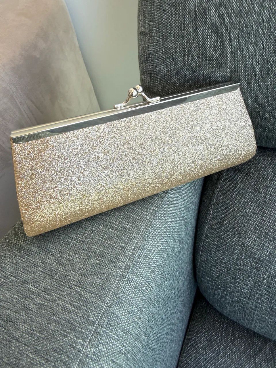 Bolsa clutch dourada de mão  - Foto 4