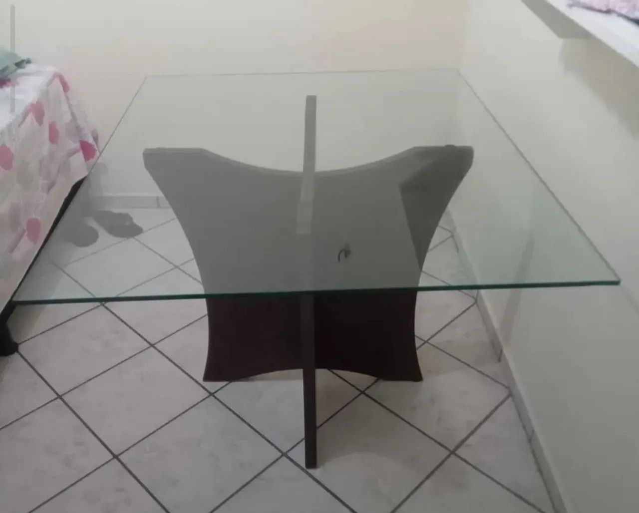 Mesa 4 lugares pé de madeira e tampo de vidro - Foto 2