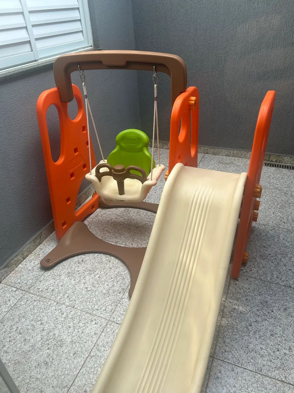 Brinquedo escorregador e balanço 