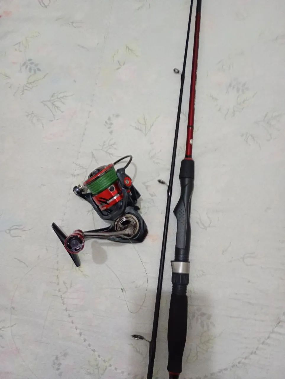 Vara de pesca com molinete 