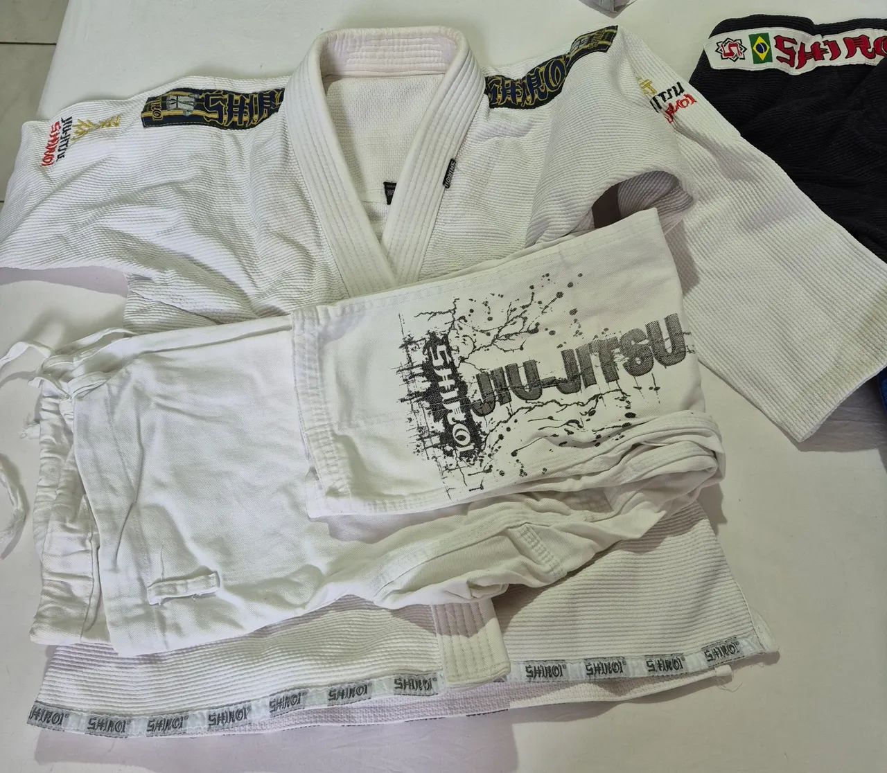 Vendo 2 kimono de jiu-jitsu  e luvas pra boxe  - Foto 4