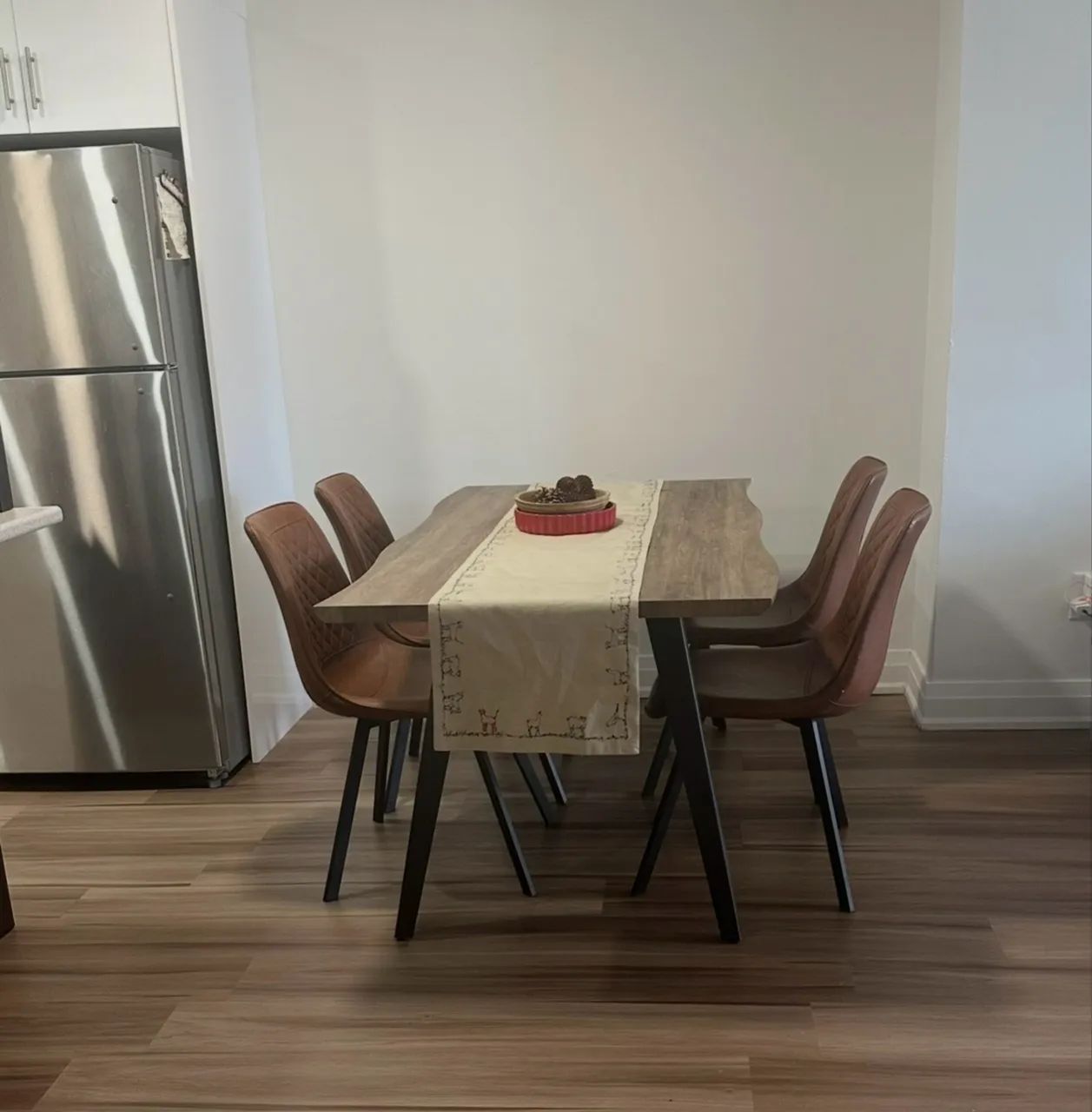 4 cadeiras p mesa de jantar- 4 pés para mesa