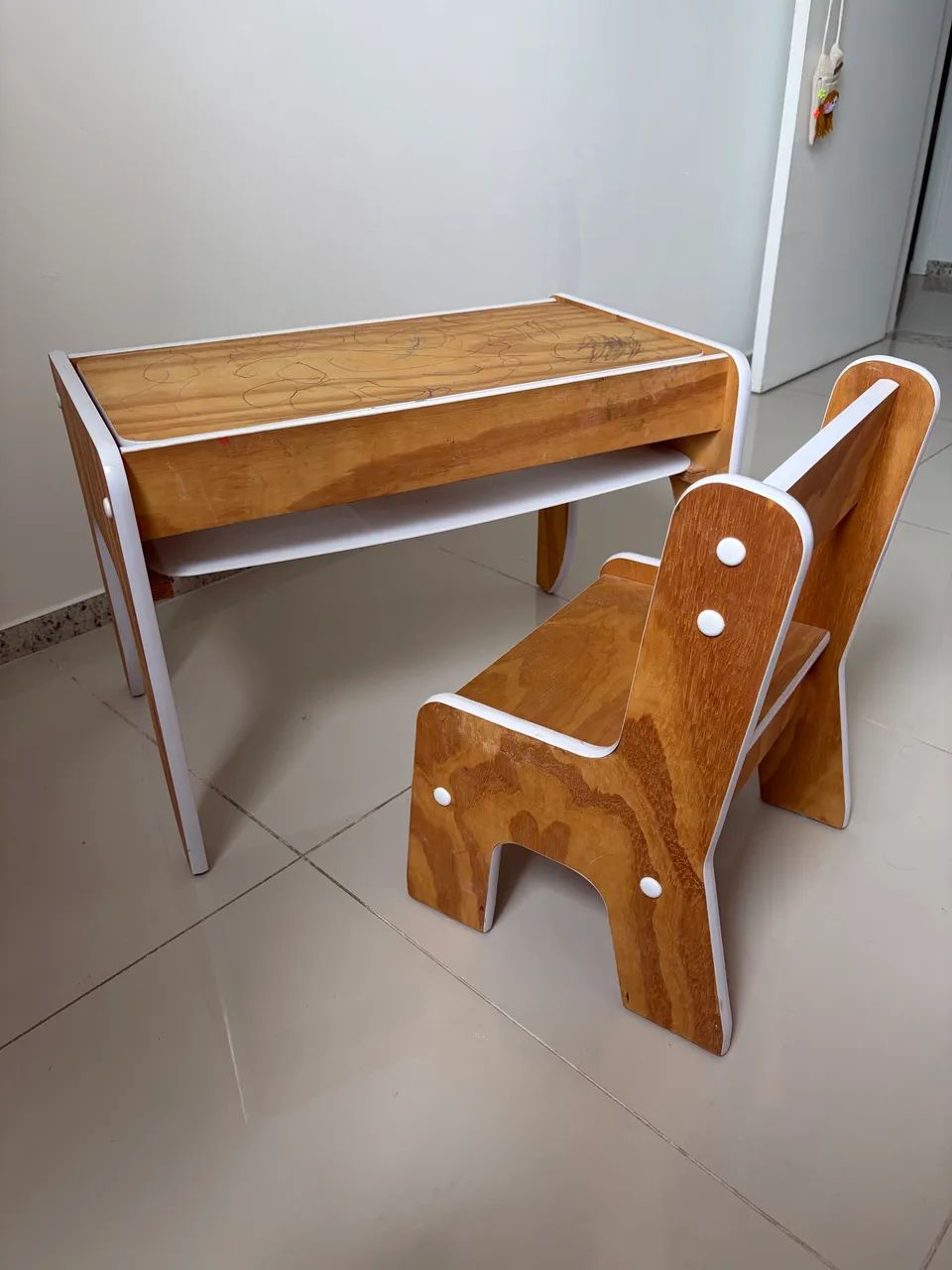 Mesa Sensorial Infantil de Madeira + Cadeira e Acessórios