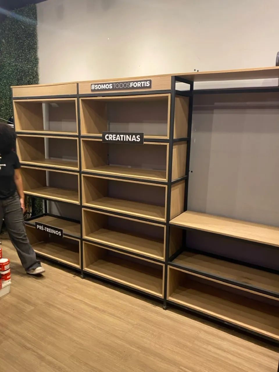 Prateleira com nichos e arara de roupas  - Foto 5