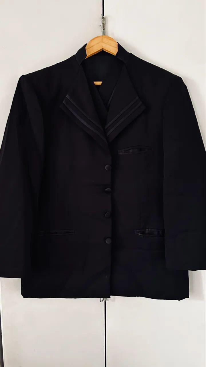 Terno preto com detalhes acetinado 
