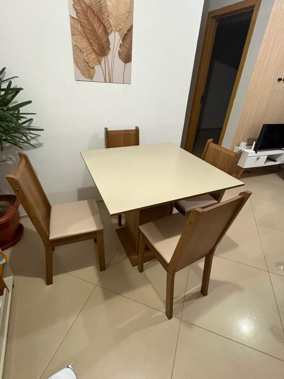 Mesa semi nova 4 cadeiras 