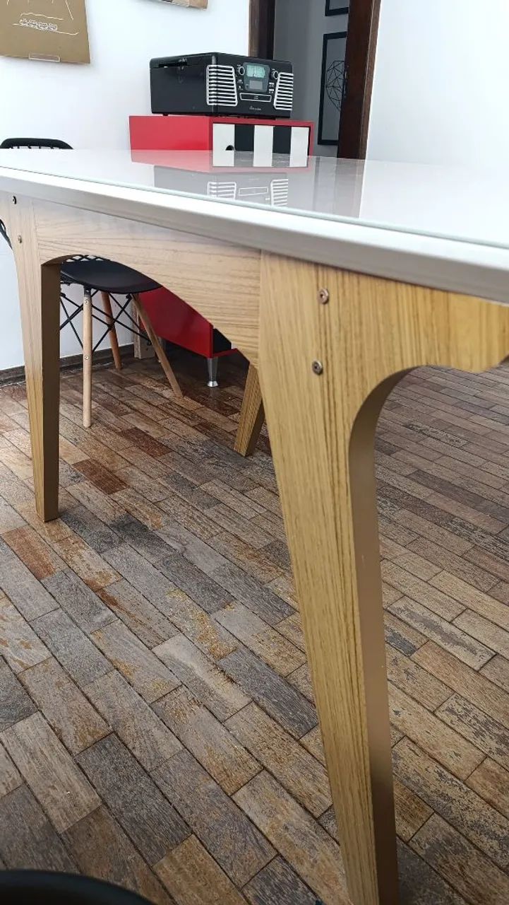 Mesa de jantar sem cadeiras