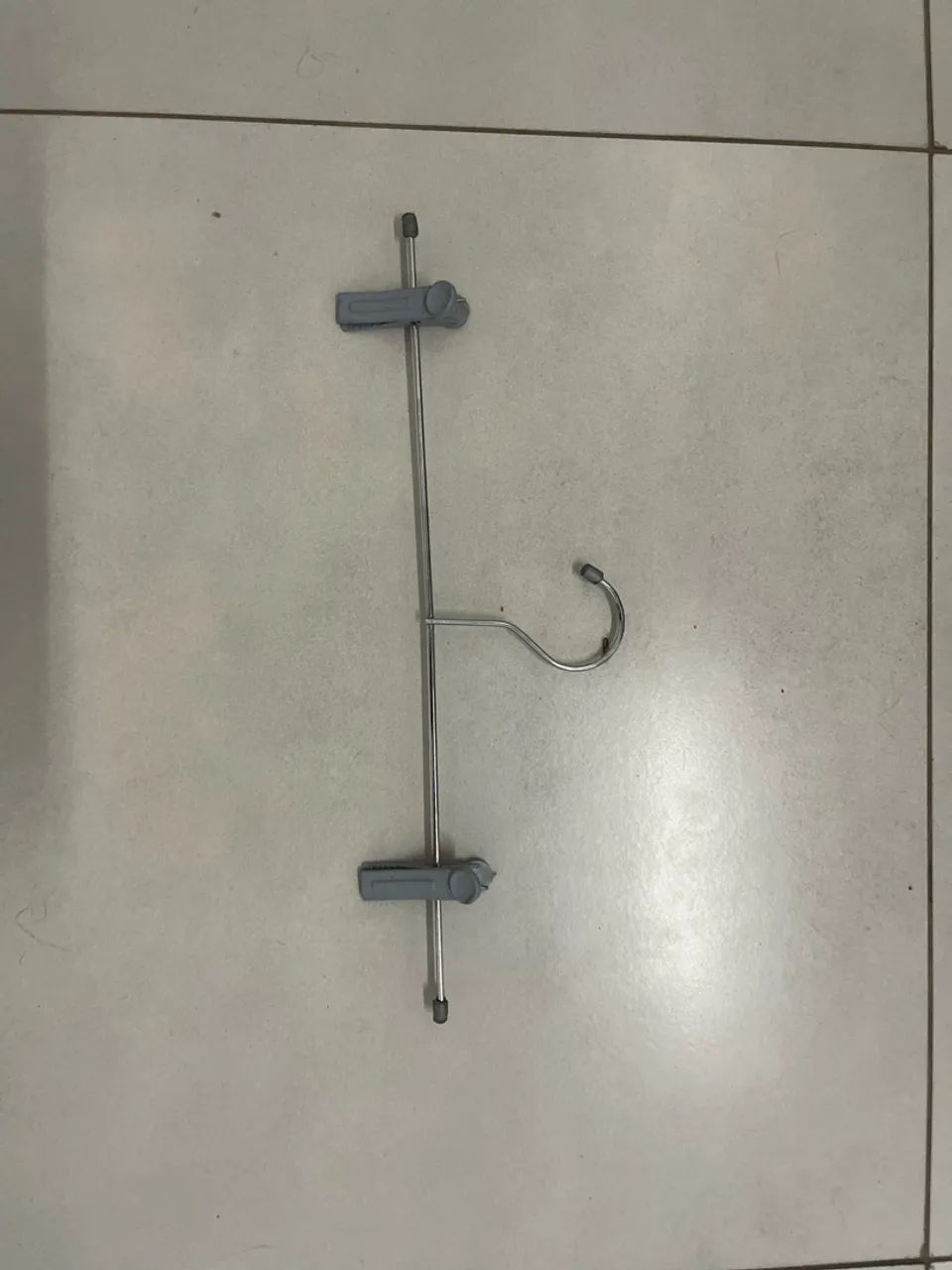 Cabide metálico com presilhas ajustáveis 