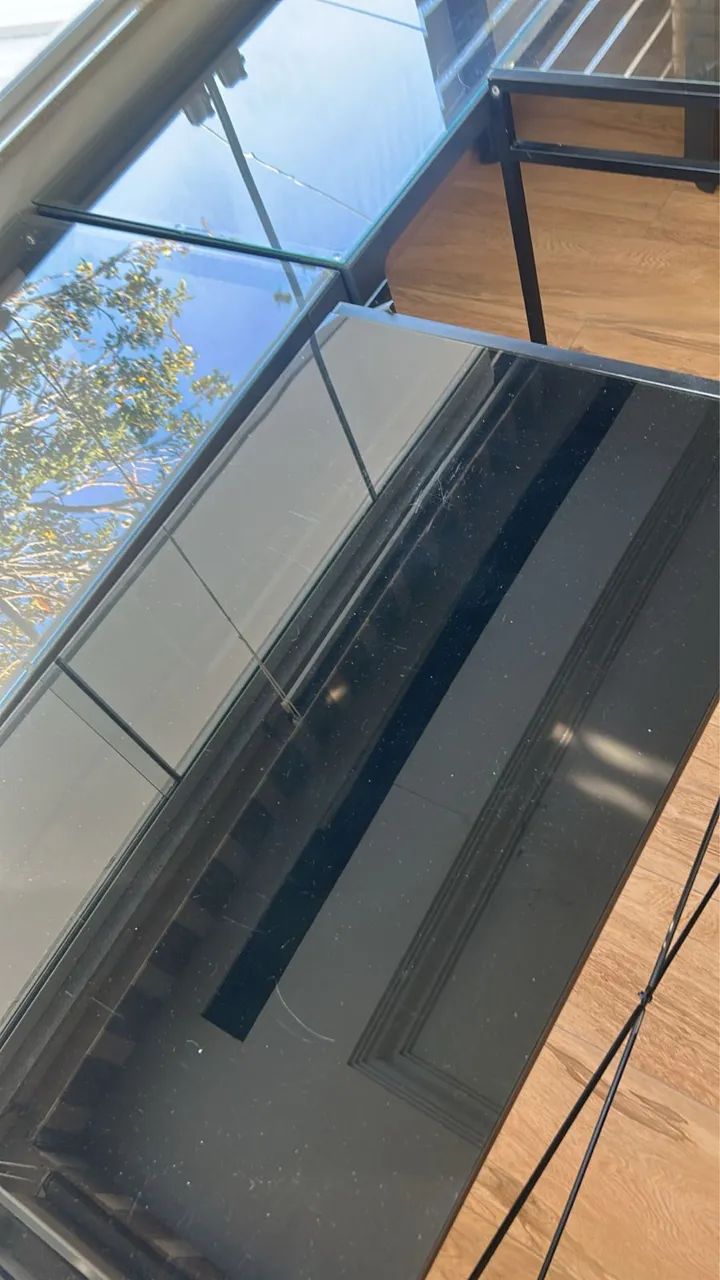 Mesa de aço com tampo de vidro TokStok 