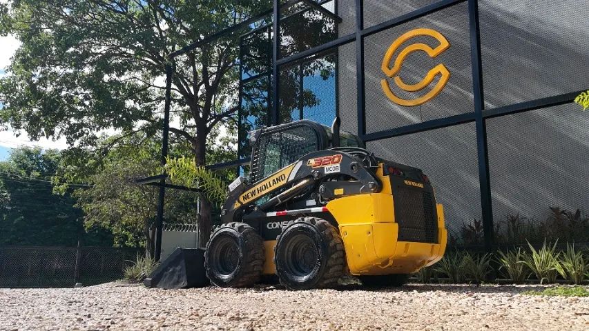 MINI CARREGADEIRA L320 - IMPECÁVEL