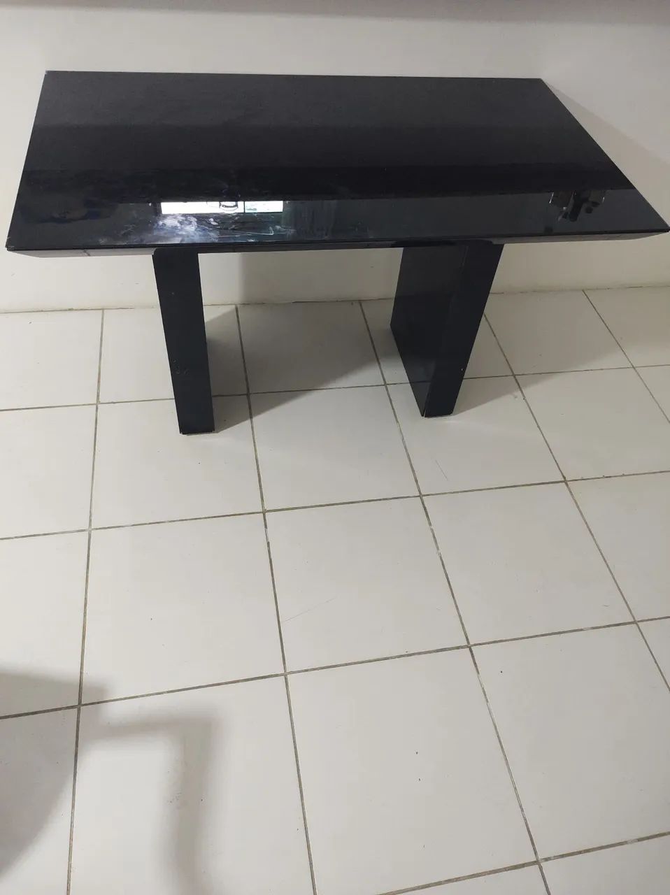Mesa de jantar preta moderna 