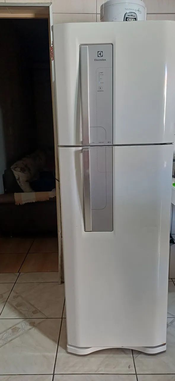 Vendo geladeira eletrolux 382 litros WhatsApp * falar com Luis 