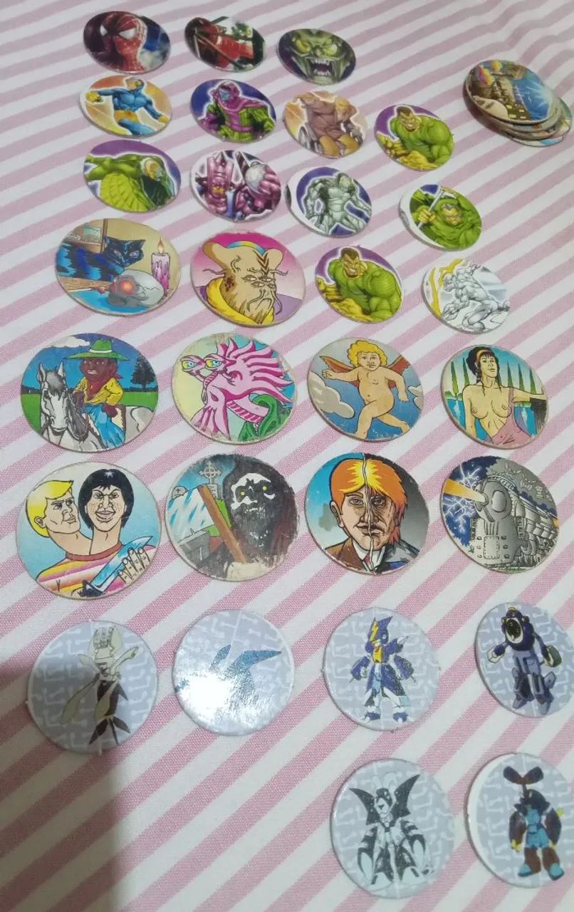 Vinte e seis tazos da Marvel comics, Buzzy Caps e medabots  - Foto 2