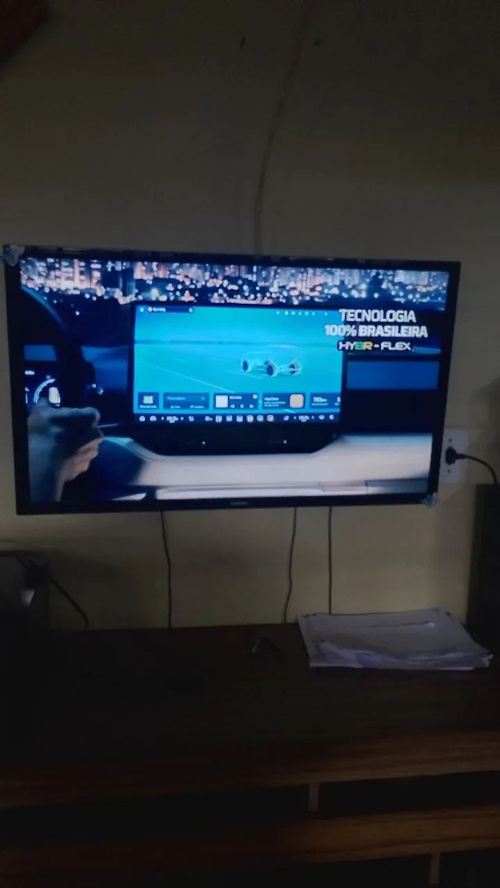 Vende-se uma TV smart 32 polegadas e um som LG sem defeito nenhum o som pega via Bluetooth 2