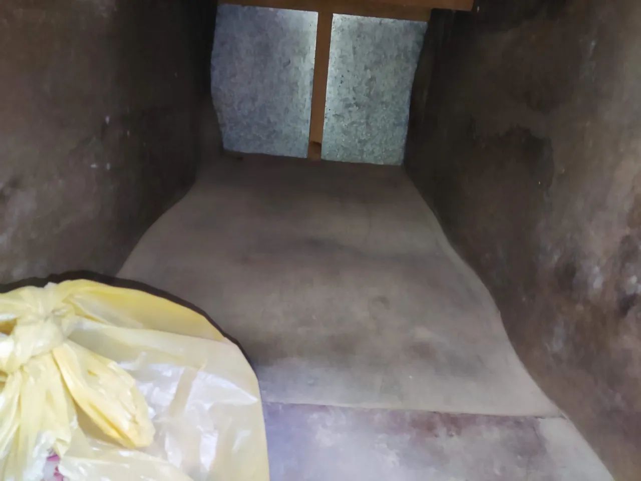 Carrinho de mão com 4 rodas material zinco e madeira  - Foto 2