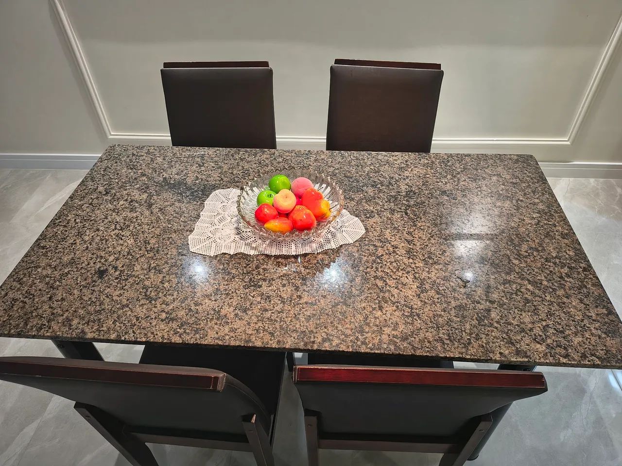 Mesa, tampo de mármore, 4 cadeiras - Foto 3