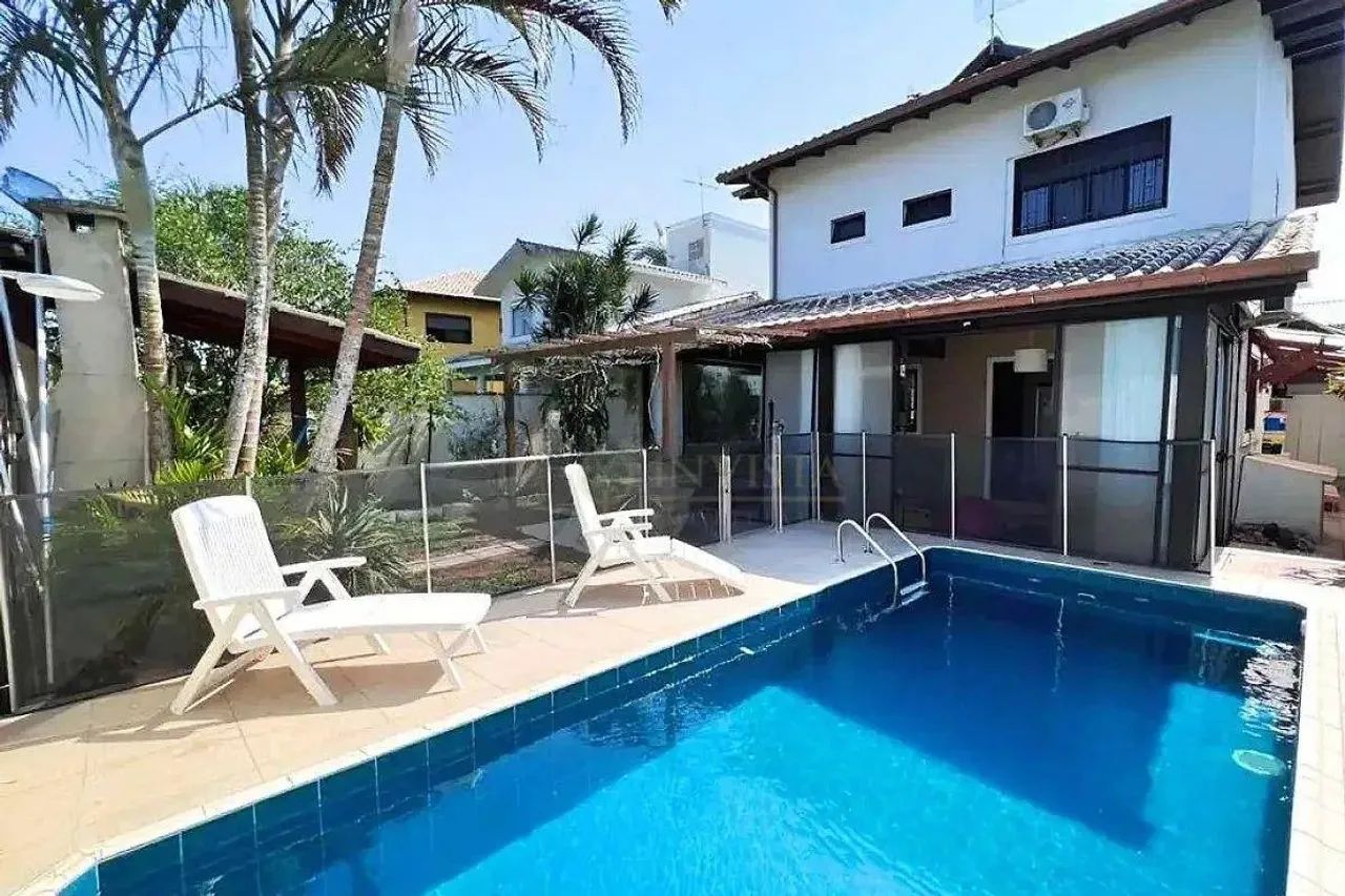 Casa com piscina e 5 quartos em condomínio fechado - Bairro Campeche, em Florianópolis/SC.