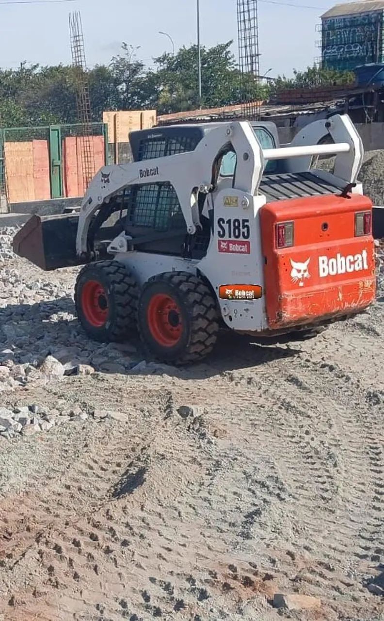 Mini Carregadeira Bobcat S185 cabinada e ar condicionado  - Foto 3