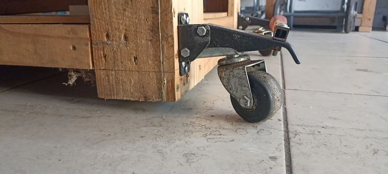 Mesa Bancada com Morsa Grande e Rodízios Marceneiro - Foto 4